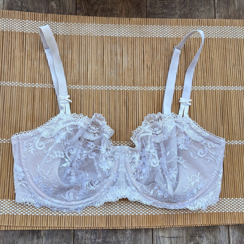 Victoria's Secret White Lace Bra size 34DDD